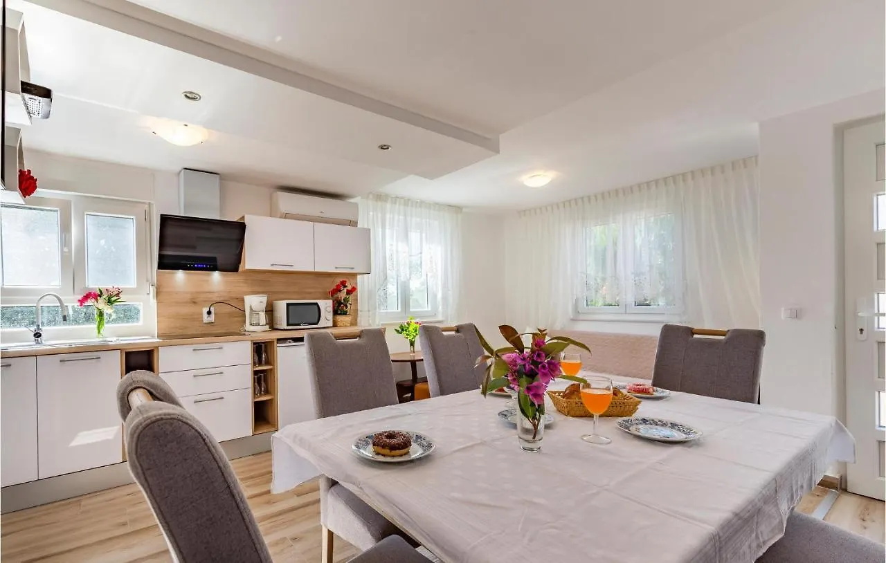 Вилла Amazing House With Pool Медулин